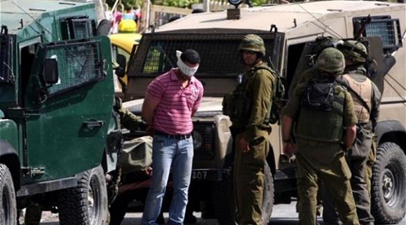 جنود إسرائيليون يعتقلون مواطناً فلسطينياً (أريف)