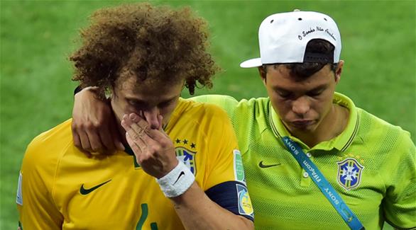 لاعبا البرازيل سيلفا ولويز بعد خسارة البرازيل 1-7 من ألمانيا في المونديال (أرشيف)