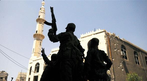 مسلحون بجانب أحد المساجد (أرشيف)
