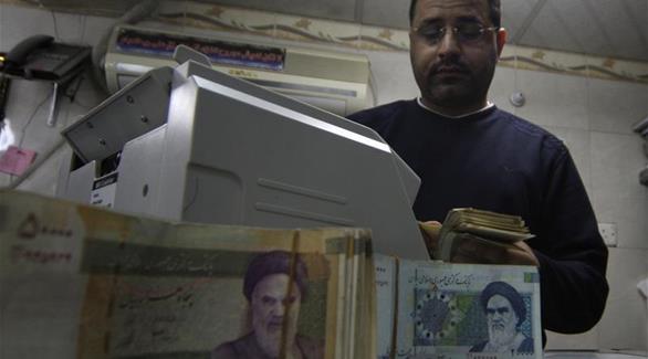 مصرفي يعد العملات الإيرانية (أرشيف)