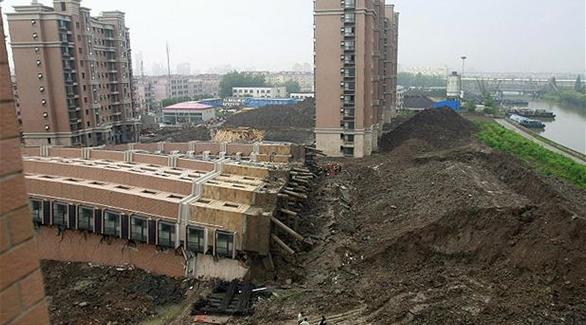 صورة أرشيفية لانهيار مبنى في شنغهاي
