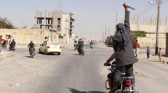 مقاتل في داعش يحمل سكينه فوق دراجة نارية (أرشيف)