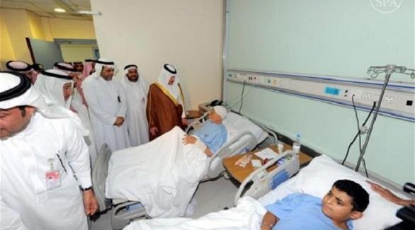أمير المنطقة الشرقية في السعودية أثناء اطمئنانه على المصابين (واس)