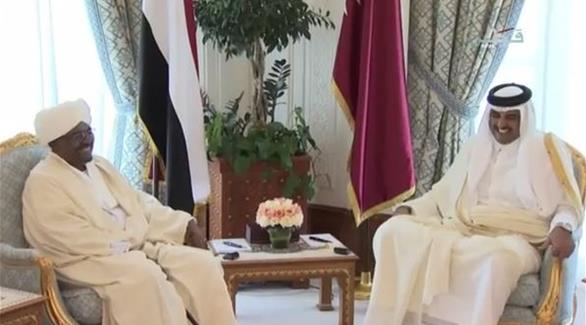 أمير دولة قطر الشيخ تميم بن حمد آل ثاني مع الرئيس السوداني المشير عمر حسن البشير (قنا)