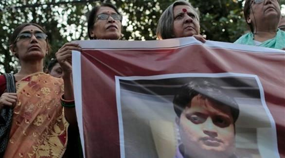 ناشطون يتظاهرون تنديداً بقتل أحد المدونين العلمانيين على يد متشددين في بنغلاديش في 12 مايو(أيار) 2015 (أ ب)