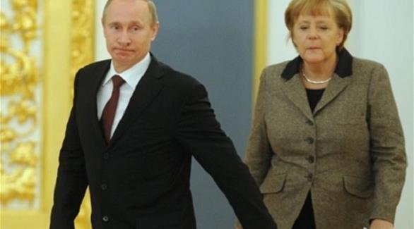 المستشارة الألمانية أنغيلا ميركل والرئيس الروسي فلاديمير بوتين (أرشيف)