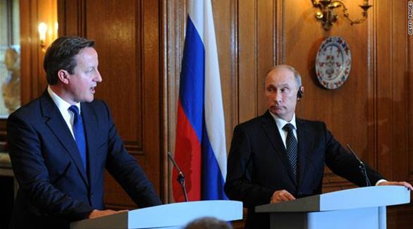 الرئيس الروسي فلاديمير بوتين ورئيس وزراء بريطانيا ديفيد كاميرون (أرشيف)