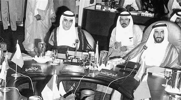 الشيخ زايد بن سلطان يمين الصورة مترئساً أول اجتماع لمجلس التعاون أبوظبي في 25 مايو 1981 (أرشيف)