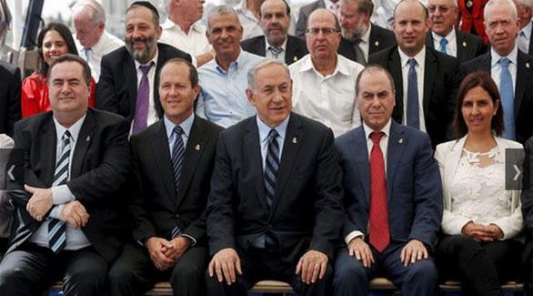 رئيس الوزراء الإسرائيلي بنيامين نتنياهو يتوسط أعضاء حكومته الجديدة في القدس المحتلة نهاية الأسبوع الماضي (الغد)