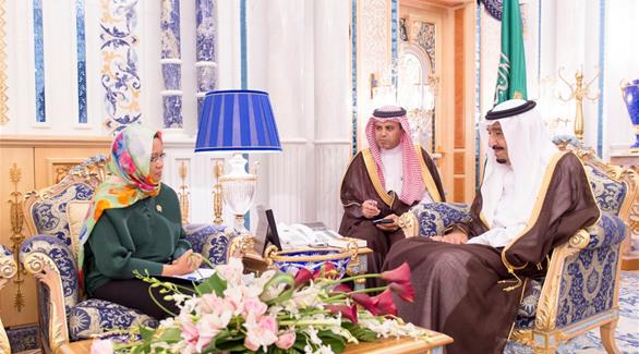 العاهل السعودي الملك سلمان ووزيرة الخارجية الإندونيسية ريتنو مرسودي (واس)