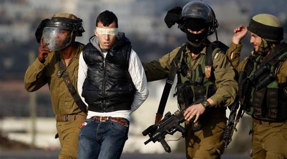 قوات الاحتلال تعتقل مواطناً فلسطينياً (أرشيف)