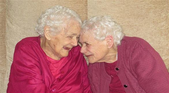 أكبر شقيقتان توأم في العالم توفيتا بفارق أسابيع (تلغراف)