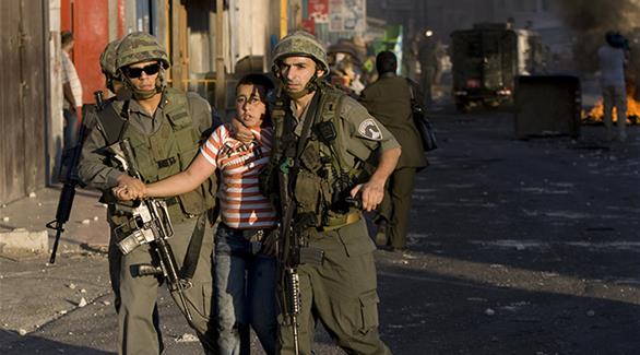 جنود الاحتلال الإسرائيلي يعتقلون صبياً في غزة (أرشيف)
