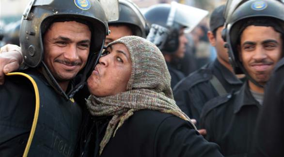 مصرية تقبل عنصر أمني في مصر (أرشيف)