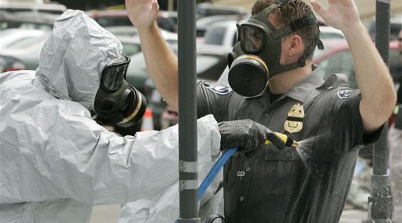 تطهير ضابط أمريكي في تمرين محاكاة للإصابة بفيروس الجمرة الخبيثة، خارج البنتاغون في 2006(رويترز)