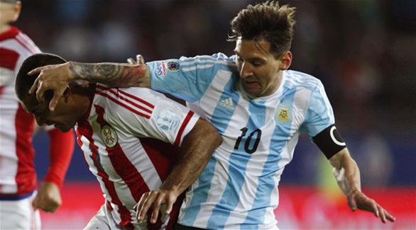 لاعب الأرجنتين ليونيل ميسي في مواجهة باراغواي (رويترز)