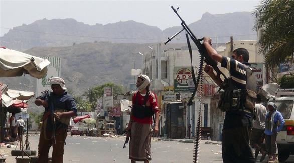 مسلحون من اللجان الشعبية في عدن (رويترز)