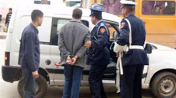 عناصر من الشرطة المغربية تلقى القبض على متهم(أرشيف)
