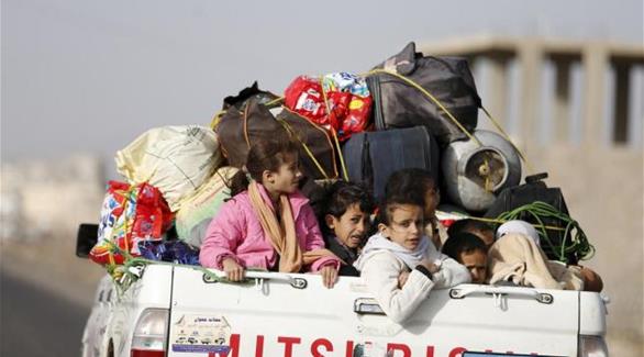 أطفال يمنيون يغادرون منطقة الصراع(رويترز)