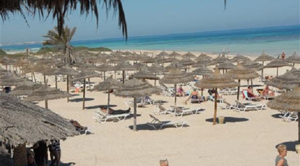 سياح ومصطافون في أحد شواطئ جزيرة جربة التونسية(أرشيف)