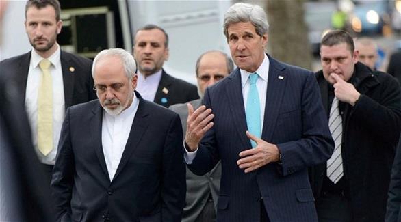 وزيرا الخارجية الإيراني، محمد جواد ظريف والأمريكي جون کيري