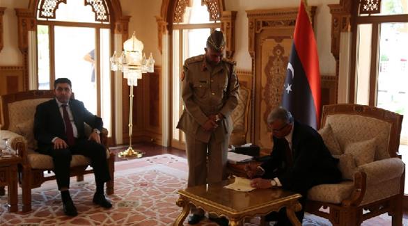 رئيس البرلمان السابق والقائد الأعلى للجيش المناهض للسلطات الشرعية نوري أبو سهمين يوقع على قرار بتشكيل 11 لواء مشاة من 5 الاف مقاتل (24- طرابلس)