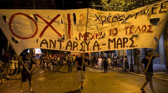 أنصار "لا" أنصار يحتفلون بنتائج الاستفتاء في أحد الشوارع وسط أثينا (رويترز)