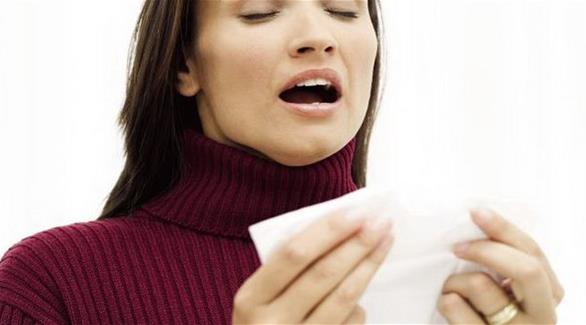 أعراض حساسية الغبار المنزلي تتمثل في رشح مستمر ونوبات عطس ودموع