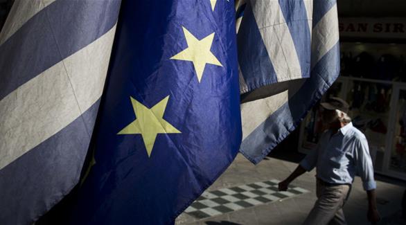 العلم اليوناني إلى جانب الأوروبي (أ ب)