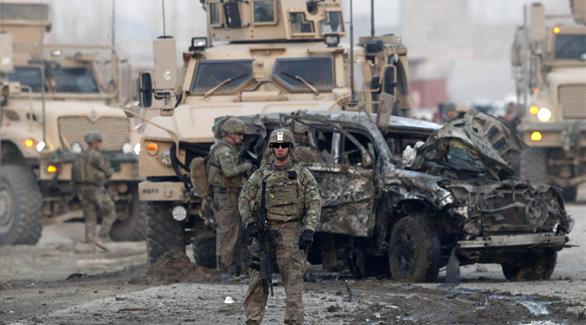 جندي أمريكي يعاين موقع انفجار سيارة مفخخة في كاوبل(أرشيف)