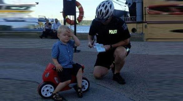 شرطي مرور يغرم الطفل الكندي بمخالفة مرورية (دايلي ميل)
