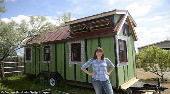 تعيش ريبيكا بولسون (35 عاماً) الآن في منزل صغير جداً في ولاية كولورادو الأمريكية بعد أن تبرعت بكل ممتلكاتها (دايلي ميل)