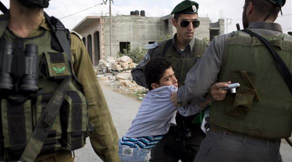 قوات الاحتلال الإسرائيلي وهي تعتقل أحد الأطفال في القدس المحتلة(صفا)
