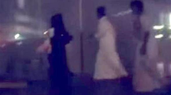 صورة من مقطع الفيديو الذي يُظهر تحرش الشبان بالفتاة(أرشيف)