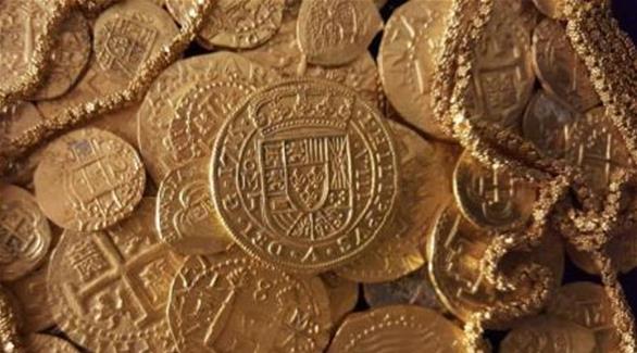 عثرت عائلة من صيادي الكنوز على مجموعة من العملات المعدنية تقدر قيمتها بمليون دولار (أ ف ب)
