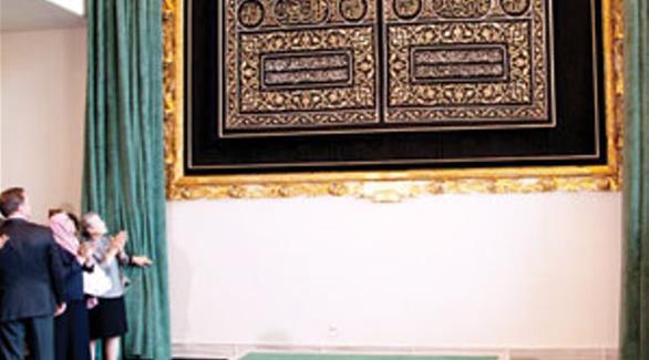 وقامت الأمم المتحدة عام 2014 بإزاحة كسوة ستار باب الكعبة في جزء من عمليات تجديداتها بمبنى الأمانة العامة (صحيفة الوطن السعودية)