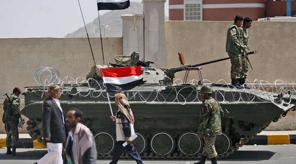 جنود يمنيون بالقرب من دبابة (أرشيف)