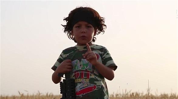 أحد الأطفال المجندين لدى داعش (دايلي ميل)