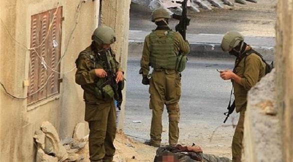 جنود الاحتلال يضربون شاب في الخليل (أرشيف)
