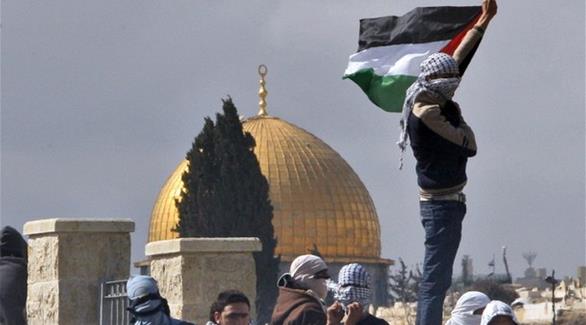 رفع العلم الفلسطيني إلى جانب مسجد قبة الصخرة (أرشيف)