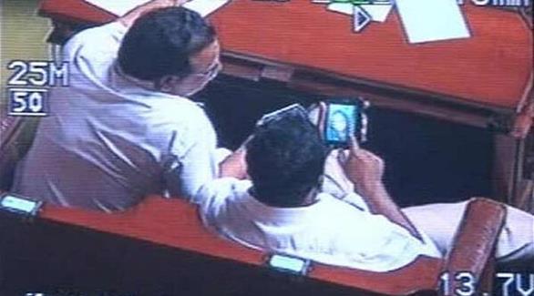 وزيران في الحكومة الهندية قبض عليهما وهما يشاهدان مواد إباحية خلال إحدى الجلسات في 2012