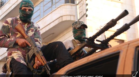 مقاتلان من داعش في استعراض داخل حلب (أرشيف)