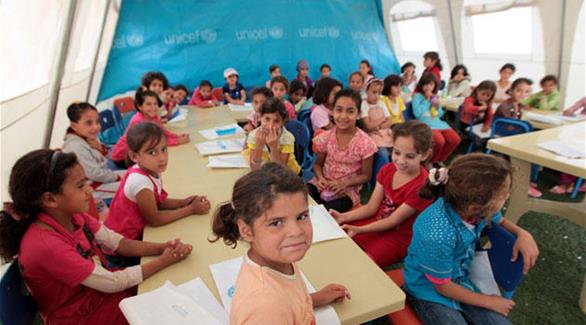 تلميذات سوريات لاجئات يتلقين دروسهن بمدرسة في مخيم الزعتري(أرشيف)