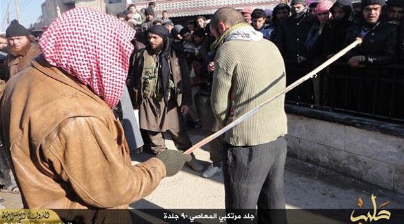 أحد عناصر داعش "يعاقب" أحد الشبان بالسوط(أرشيف)
