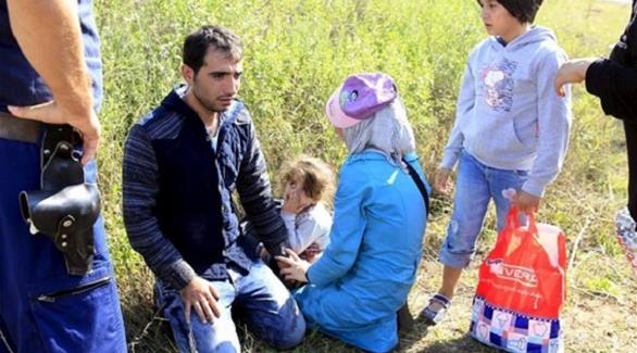 الشرطة الهنغارية تعتقل عائلة سورية بعد عبورها سياجاً شائكاً إلى داخل أراضيها (فيس بوك)