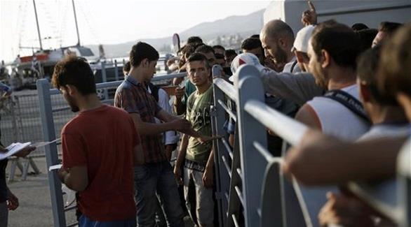 مهاجرون سوريون يصعدون إلى سفينة عند جزيرة يونانية (أرشيف)