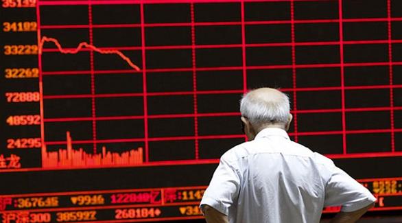 صيني يُطالع تقلب شاشة تداول الأسهم في بورصة شانغهاي أثناء الأزمة الأخيرة (أرشيف)