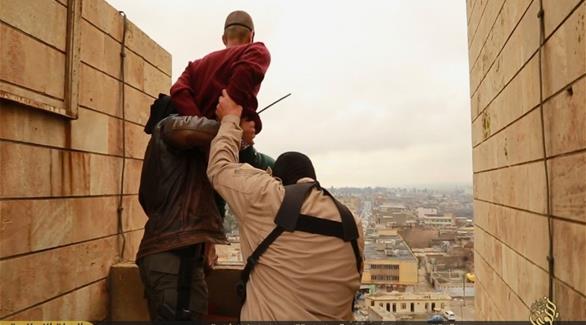 داعش ينفذ حكم الإعدام من على سطح مرتفع في أحد الشباب(أرشيف)