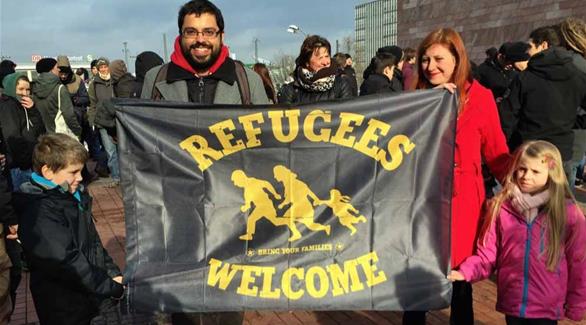مواطنون ألمان يحملون لافتة ترحب باللاجئين(أرشيف)