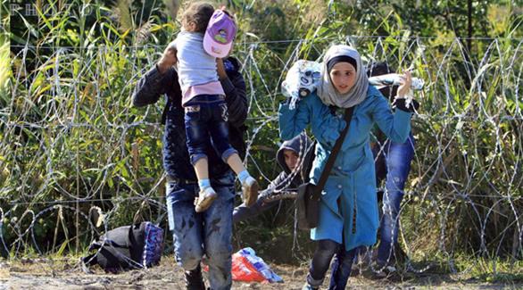 عائلة سورية بعد تسللها ودخولها حدود المجر(أرشيف)